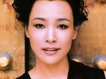 19岁拿影后,因不孕收养2女,怀孕后抛弃养女,被骂:没人性