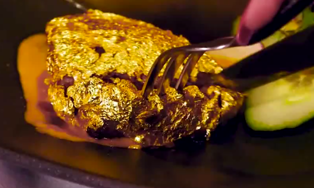 这份牛排来自于品质最奥的牛,其次外表还有一张厚厚的24k食用金箔,最