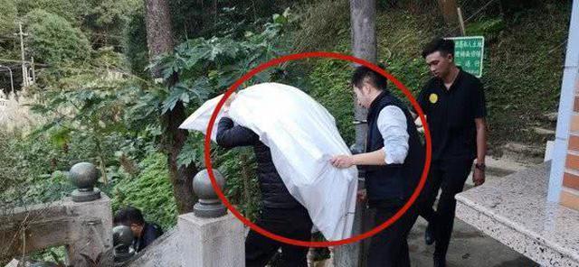 上吊自杀,而旁边有40多岁的妇女和十多岁的小孩子,两人的脖子上都有勒