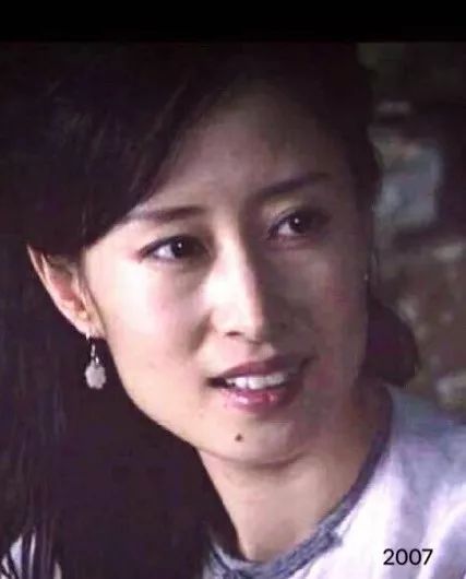 2008年,在《樓王之謎》中劉敏濤妝容精緻,再加上齊劉海,整個人有富家