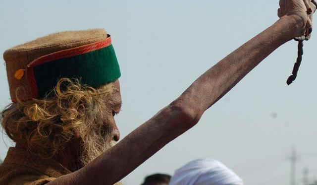 印度这位苦行僧,为了修行高举手臂46年时间,如今想放却放不下