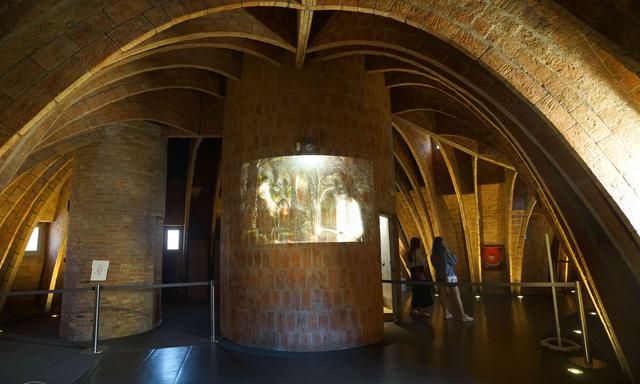 高迪最后设计的私人住宅，酷似外星人的巢穴