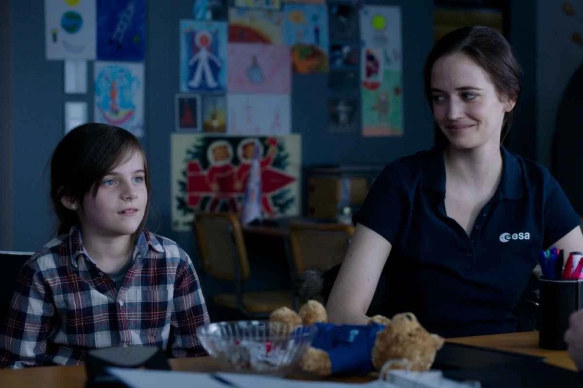 比邻星影评不受任何事物限制梦想与母爱