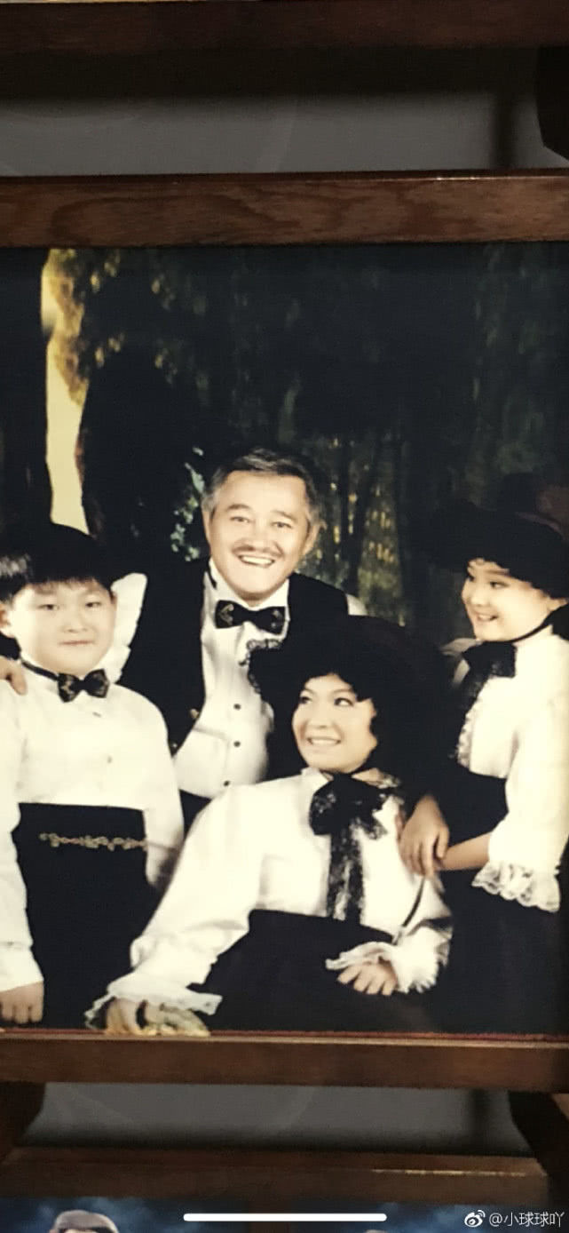 赵本山全家福曝光,一家四口依偎超有爱,妻子肤白貌美颜值出众