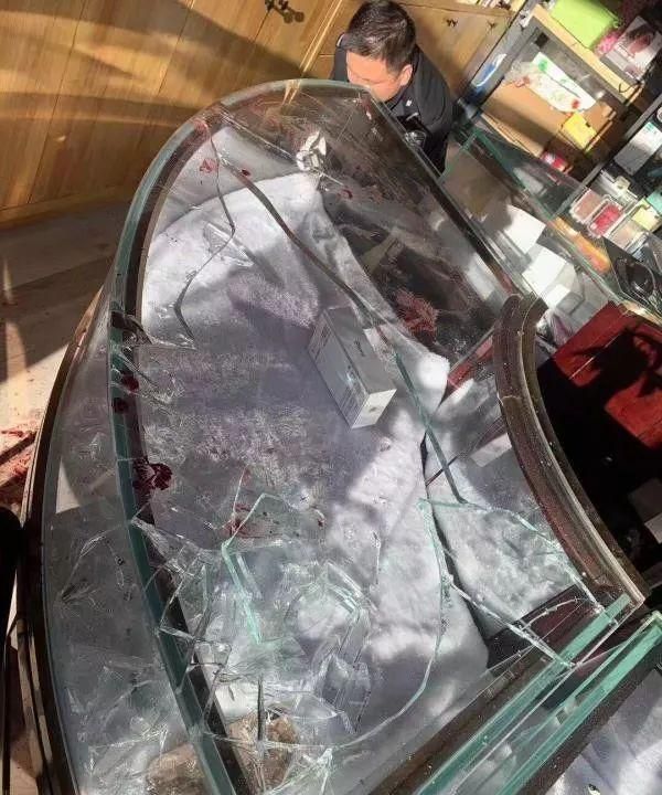 男子酒后砸开购物中心玻璃，拿走22个“苹果”抵给了饭店！