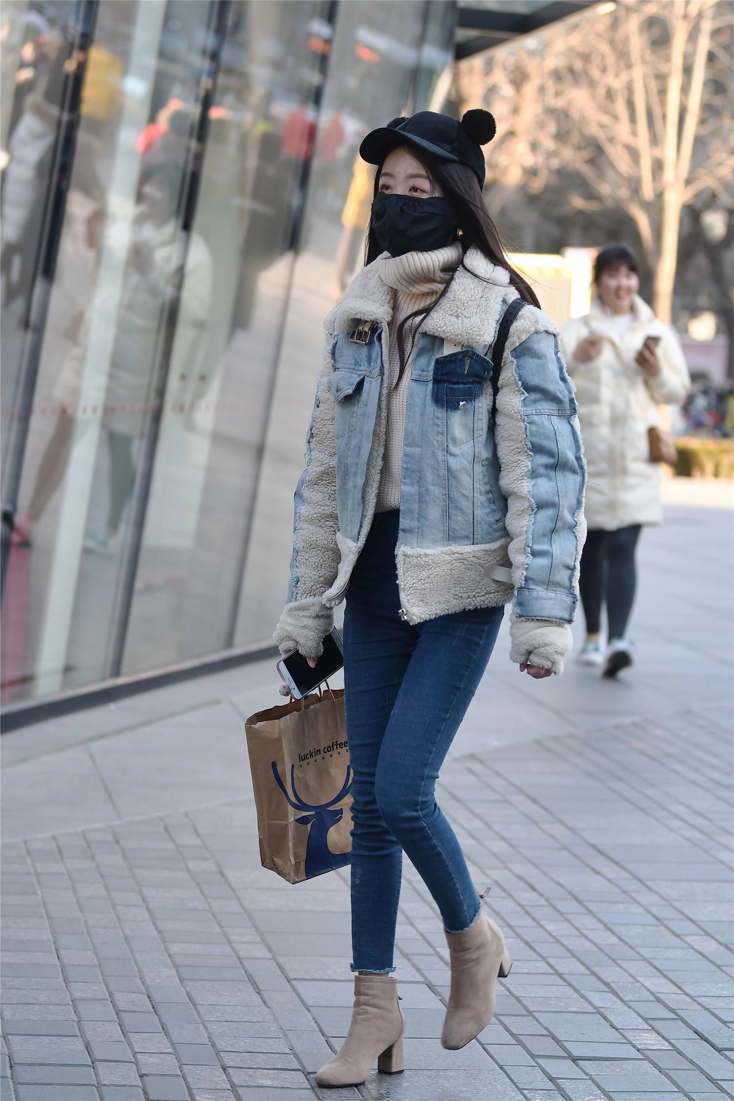 紧身牛仔裤展现优雅的时尚穿搭冬天也可以凸显身材