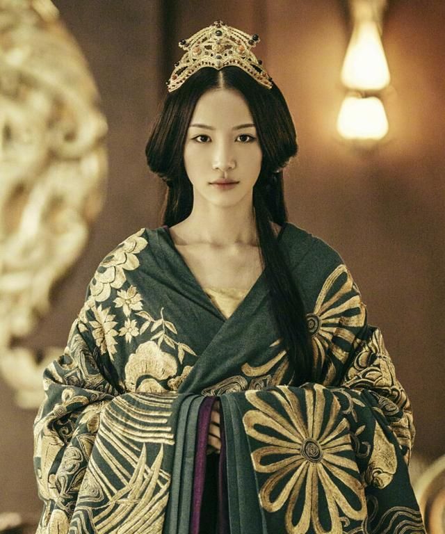 在《凤求凰》里,张南扮演的是天下第一美人"钟年年",又是一个超高女神