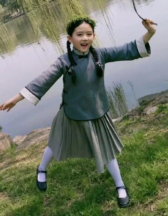 孙怡女儿"乐童"长大了,今10岁会穿半腿袜,凹出电棍腿特长!