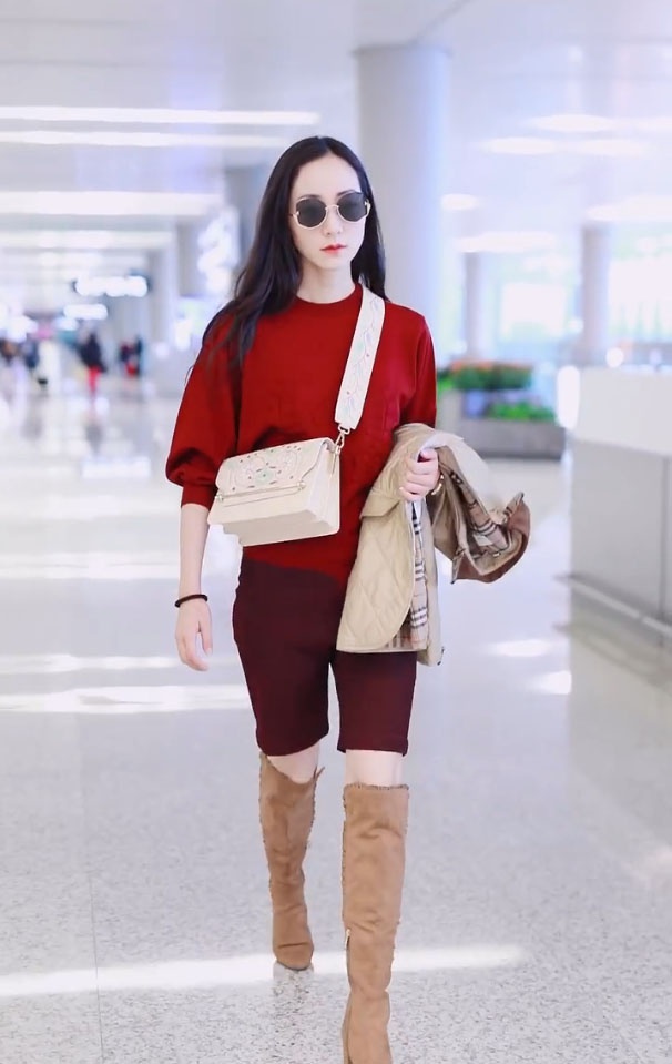 下面则是穿了浅棕色的长筒靴和一条紫红色的单车裤,不得不说,韩雪真的