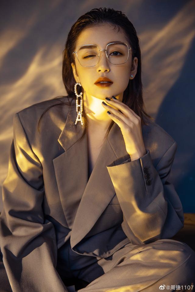 艺体女神周捷晒写真大片,又靓又飒魅力十足