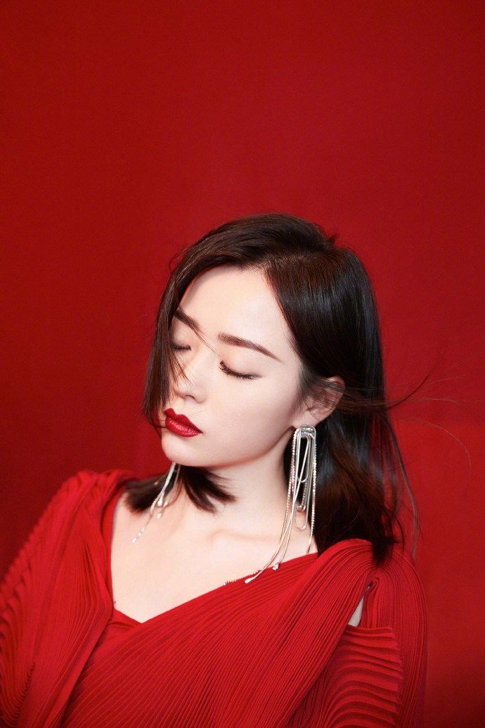 张靓颖这红艳艳的百褶造型简直美呆,烈焰红唇妩媚动人