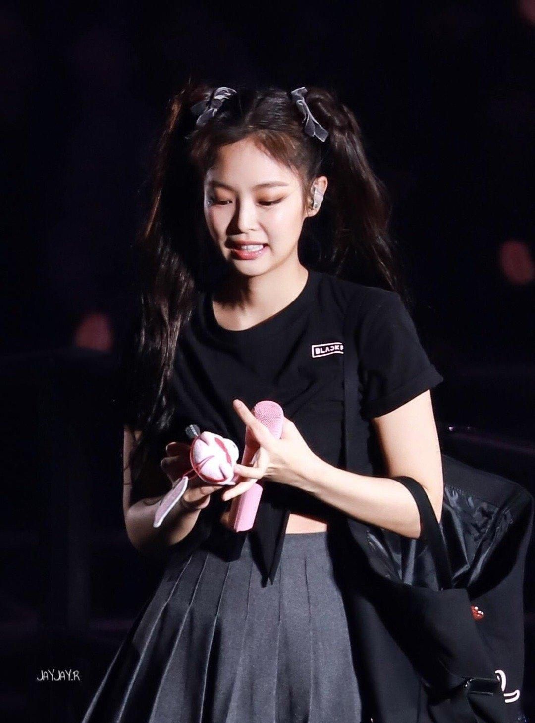 jennie演唱会造型超炫,全黑look甜酷满分,超长双马尾十分吸睛