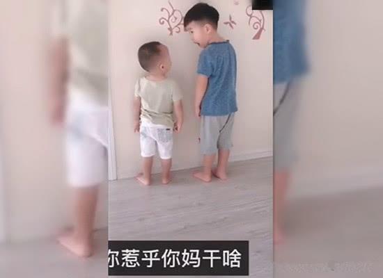 兄弟俩犯错被妈妈墙角罚站,哥哥对弟弟的悄悄话,让宝妈哭笑不得|宝妈|小报告|父母_新浪新闻