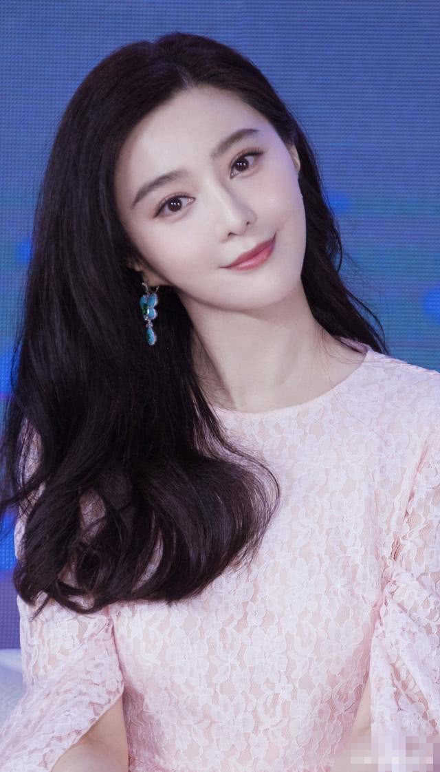 范冰冰素颜出镜与友人漫步在雪地离远一看是李晨