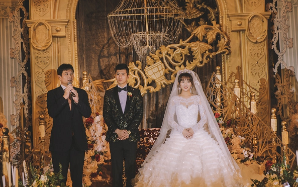 国脚们偏爱空姐模特,极少内部解决|李圣龙|空姐|爱人_新浪新闻