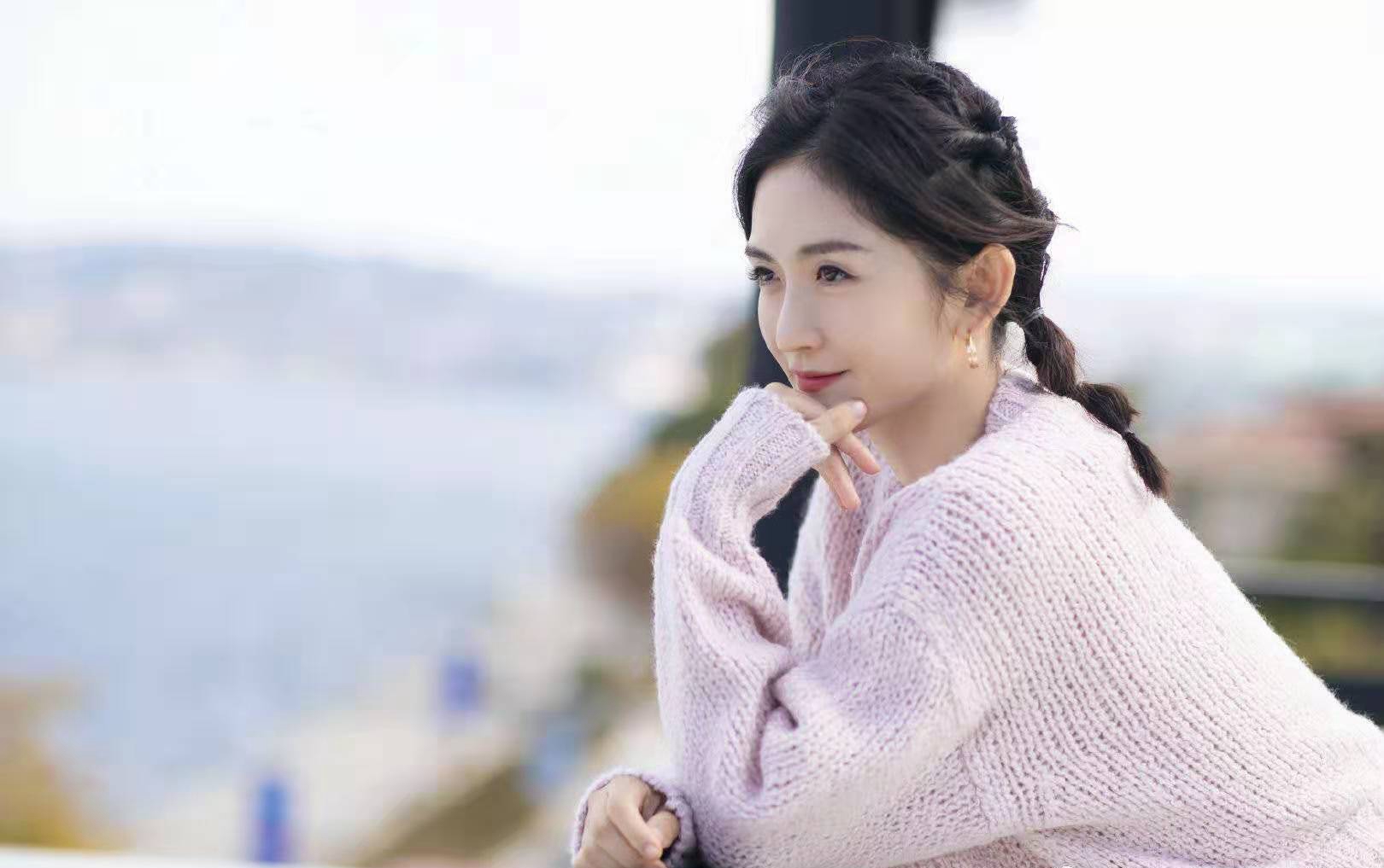 谢娜出游发型很亮眼,梳竹节编发俏皮减龄,穿粉色毛衣美成少女!