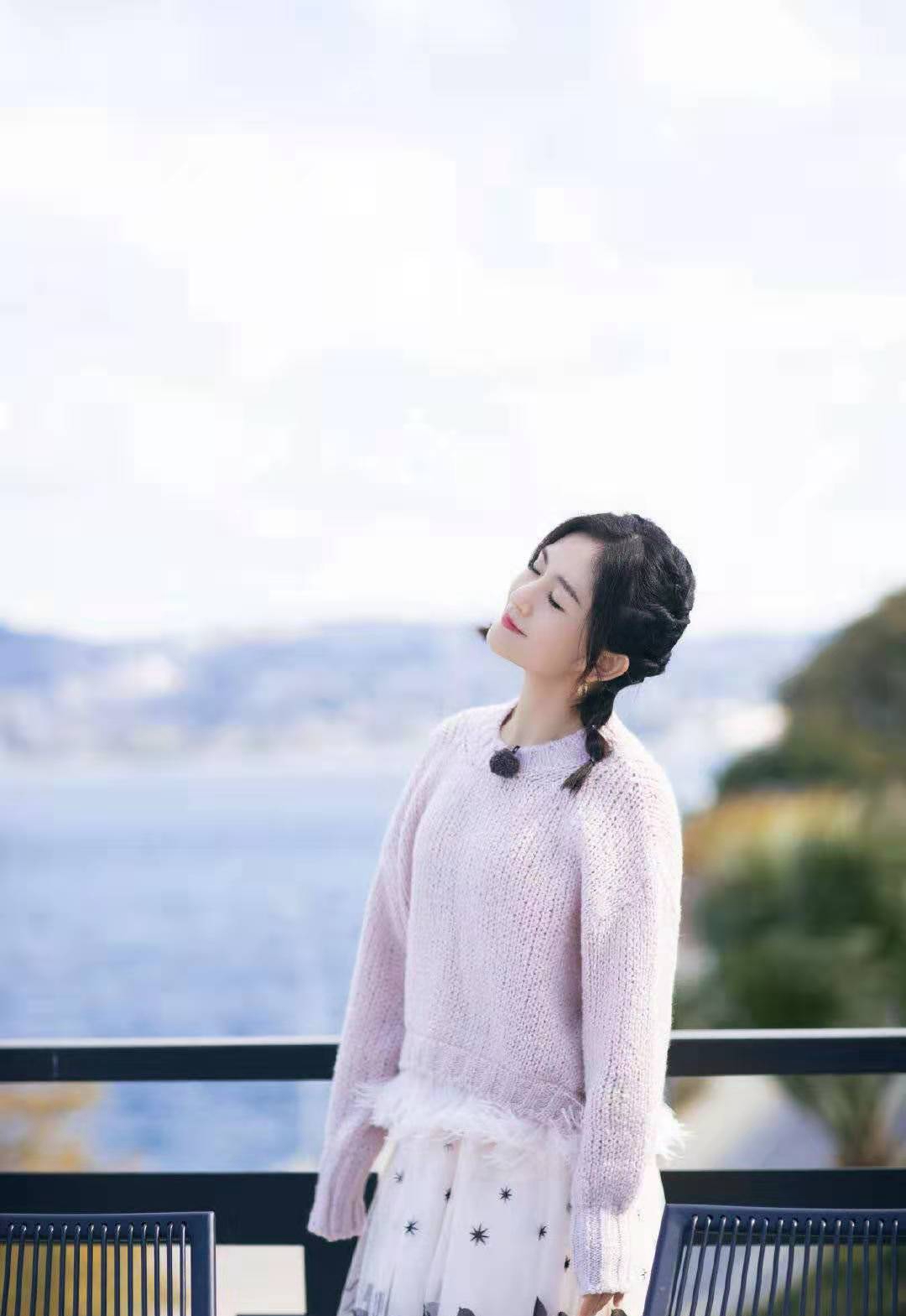 谢娜出游发型很亮眼,梳竹节编发俏皮减龄,穿粉色毛衣美成少女!