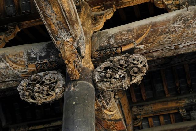 也用在柱间的挂落下,或为纯装饰性构件.在一定程度上,增加梁头