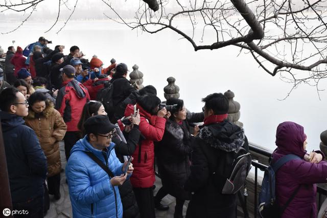 北京现"金光穿洞"奇观,千人扎堆围观,挤不进去对着垃圾桶拍照