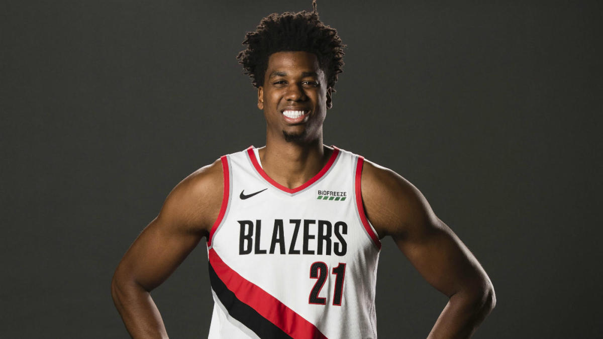 怀特塞德12中9,全场高效砍下21分18篮板2封盖