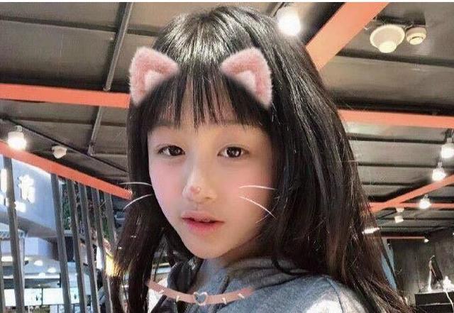 吴启华12岁女儿近照曝光,涂口红自拍滤镜开的像网红,长相好清秀