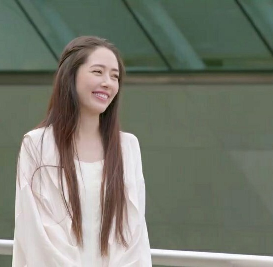 郭碧婷婚后还是那么美穿素色连衣裙配风衣长发披肩清纯感十足