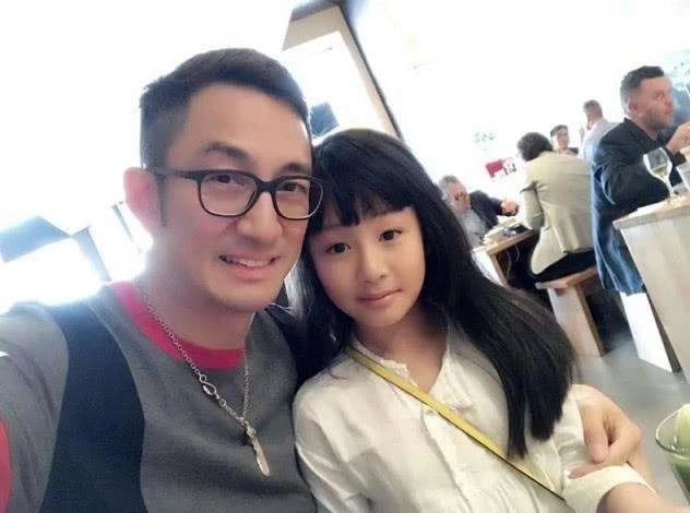 吴启华12岁女儿初长成,长相清纯甜美,曾被母千万"卖"抚养权