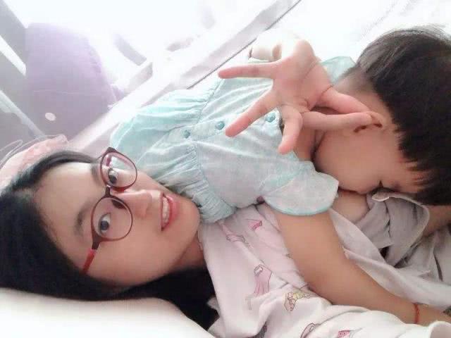 面对"灵魂质问",宝妈一句话成功反怼|母乳|宝妈|断奶_新浪新闻
