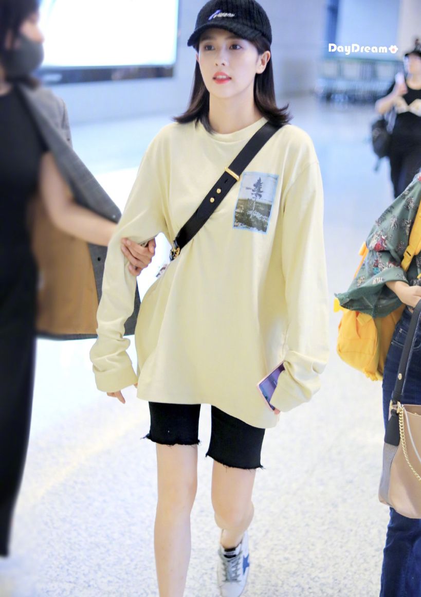 白鹿私服,奶油黄上衣配骑行,一改军校酷帅男装扮相