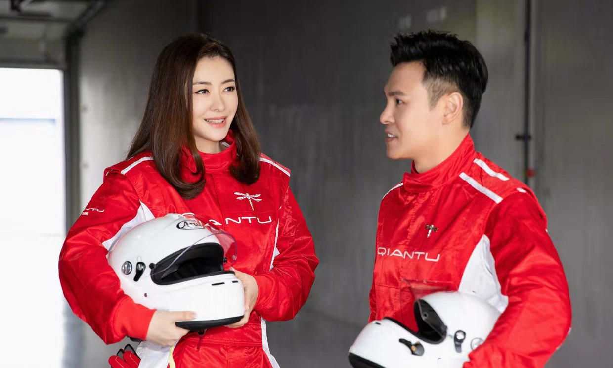 熊黛林178身高好惊艳,穿红色赛车服秀1米5长腿,比老公还要帅气