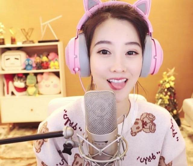 而现在的提莫不仅仅是一个主播,还是一个偶像歌手.