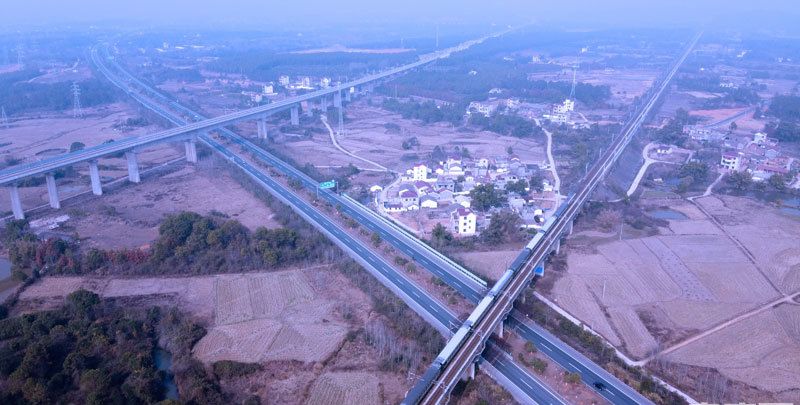 江西省吉安市泰和县城郊,刚刚开通的昌赣高铁与京九铁路,泉南高速并驾