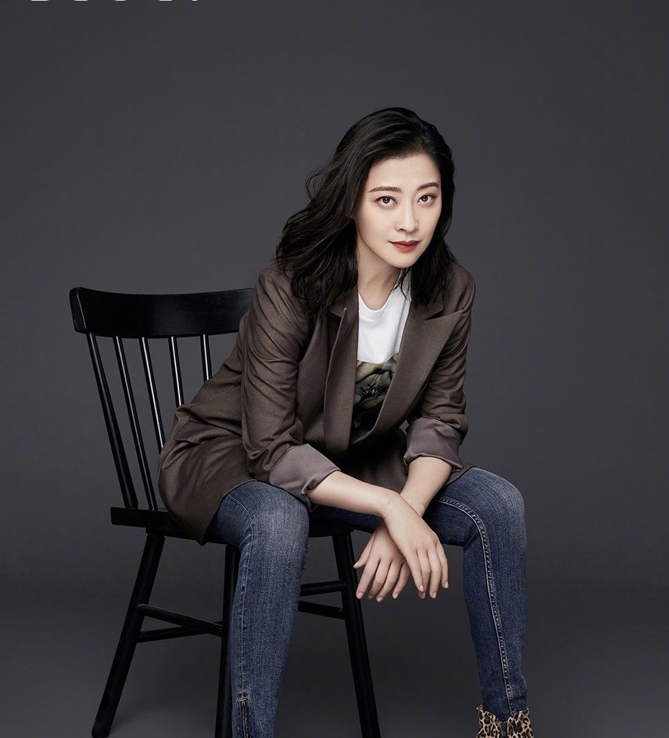 44岁梅婷美上新高度,穿一身黑比例太绝,网友:黑眼圈没了