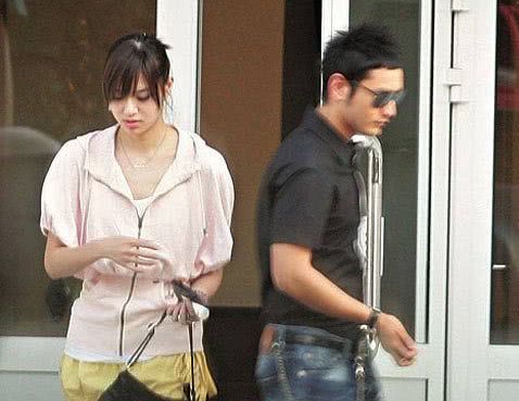 黄晓明前女友李菲儿疑恋情曝光!与神秘男子牵手购物后同返别墅