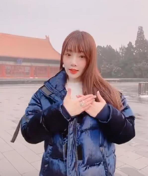 网曝pgone新女友diss李小璐,李小璐中指罕见戴戒指甜美比心