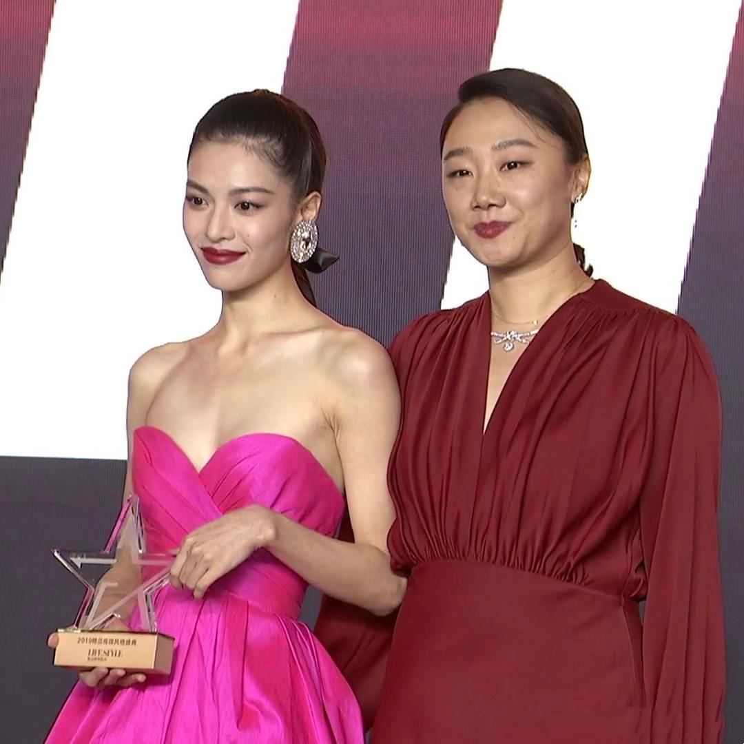 范冰冰复出后首次红毯秀高调回归,却被钟楚曦艳压