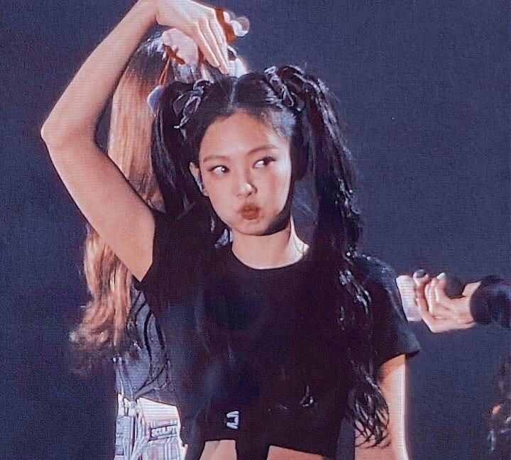 jennie演唱会造型超炫,全黑look甜酷满分,超长双马尾十分吸睛