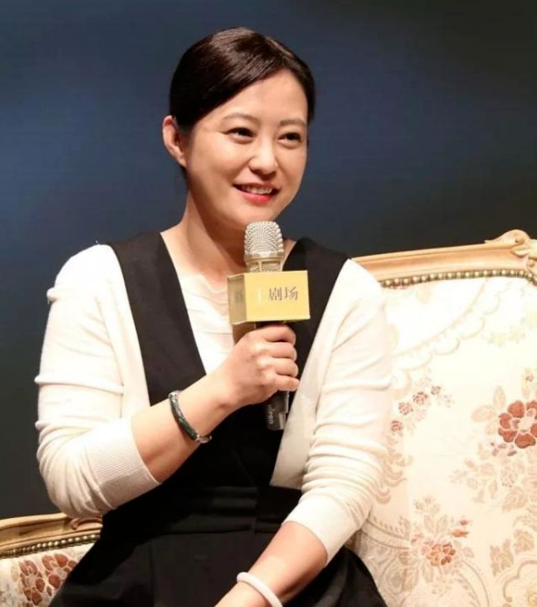 42岁郝蕾现身庆功宴恋情稳定不修边幅脸色蜡黄身材圆润像大妈