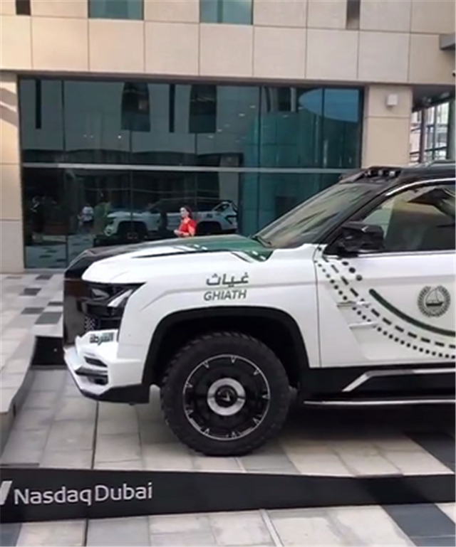 ​自带5G警车，配面部识别系统，能识别追踪车辆，在迪拜能看到