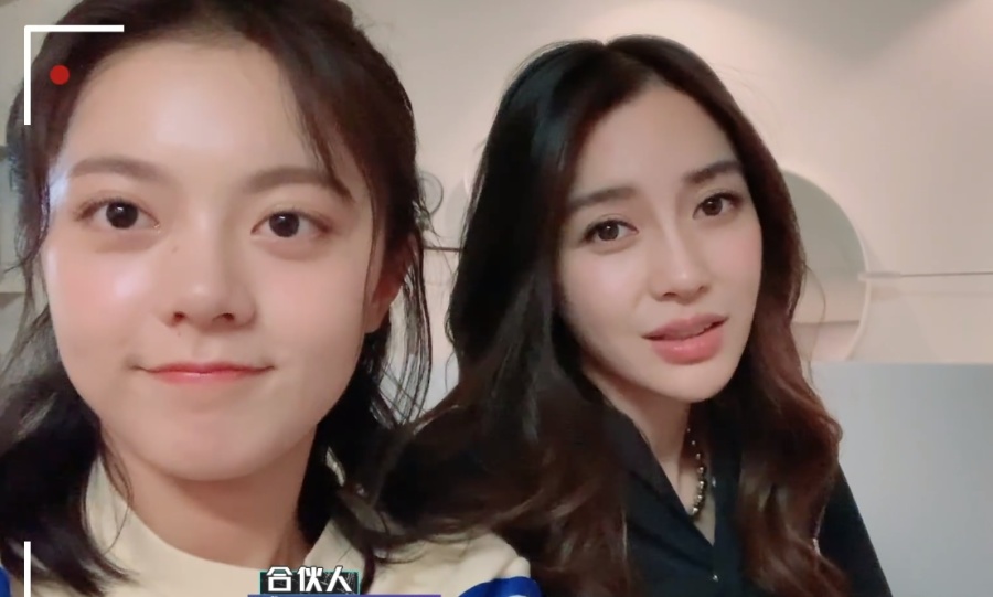 赵今麦和baby睡前一起自拍,镜头特写到双眼皮,p都不敢这样p