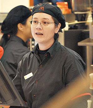 她年轻时风头无两,却被富商玩弄感情,如今在快餐店当服务员|郑艳丽