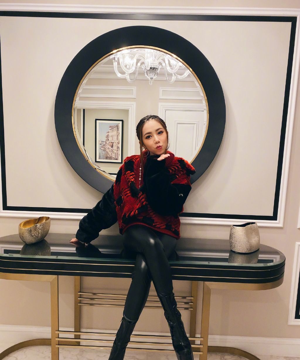 邓紫棋气质不错,穿裸色拼接背心配金色皮裤