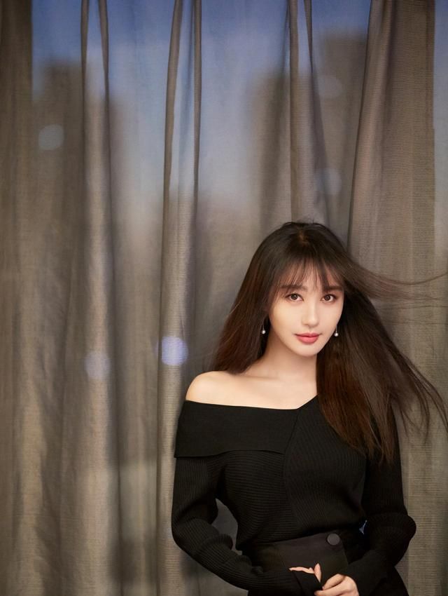 恋情曝光?黄晓明前女友李菲儿跟神秘男子牵手购物