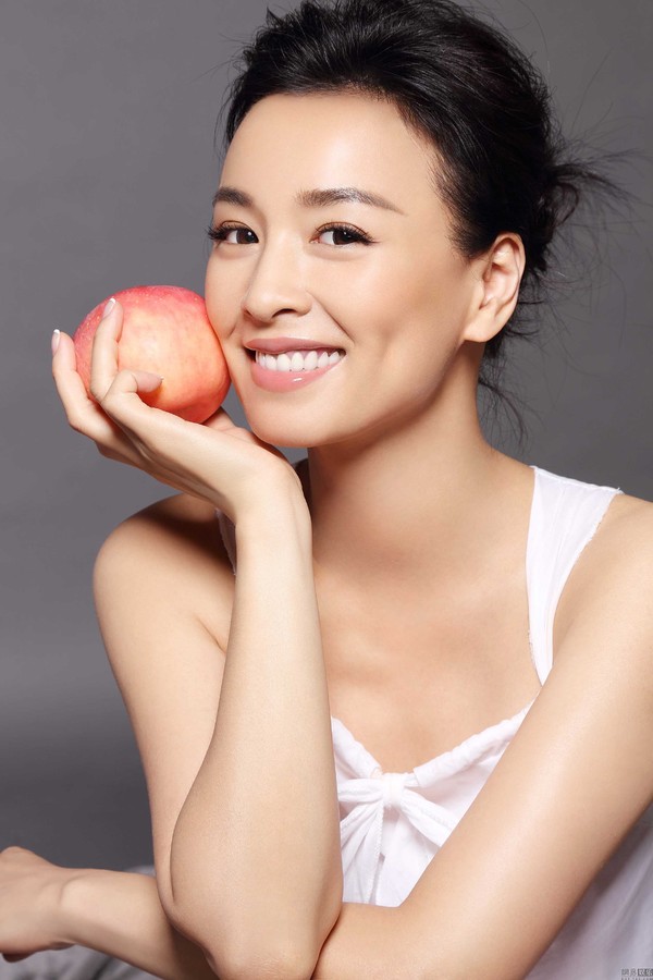 扎双马尾戴头绳活泼如少女,看看张庭就知道了