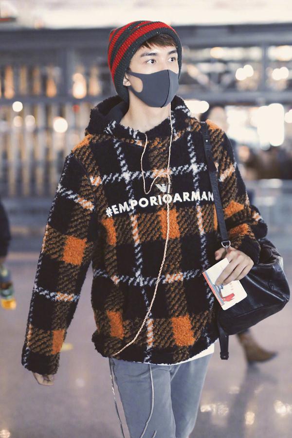 吴磊口罩遮面难掩少年感,一身休闲装阳光有型,眼神呆萌迷skr人