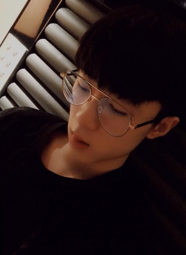 快手王小歪妆后竟比女生还好看,这年头男生都可以和女生比美了?