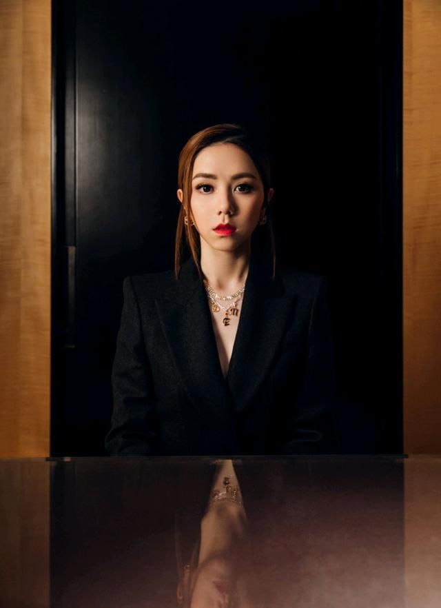 巨肺天后邓紫棋深情献唱,一改往日穿搭风格,深v礼服气场全开