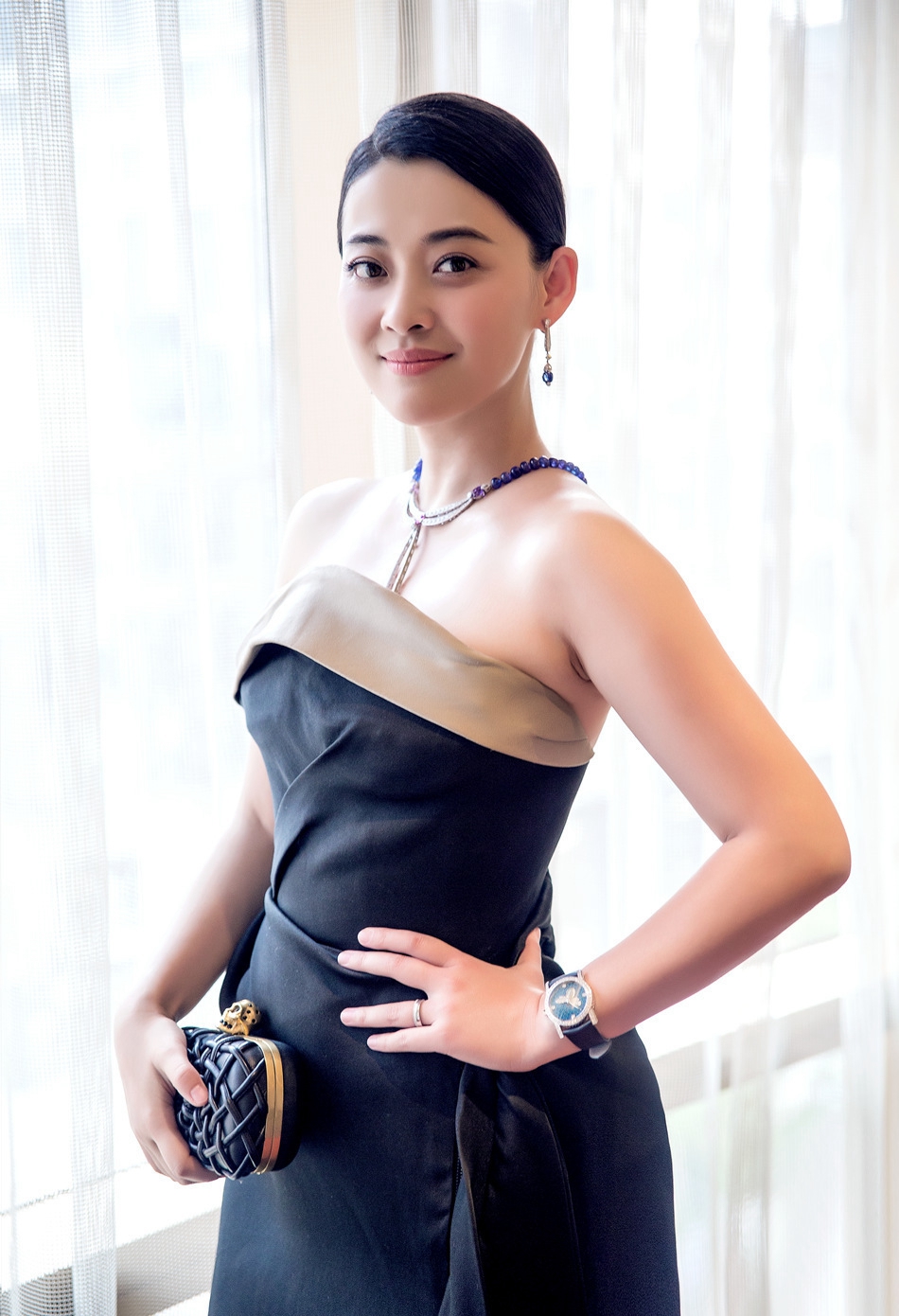 44岁梅婷出席活动一身工装连体裤精致干练剪刘海更显年轻