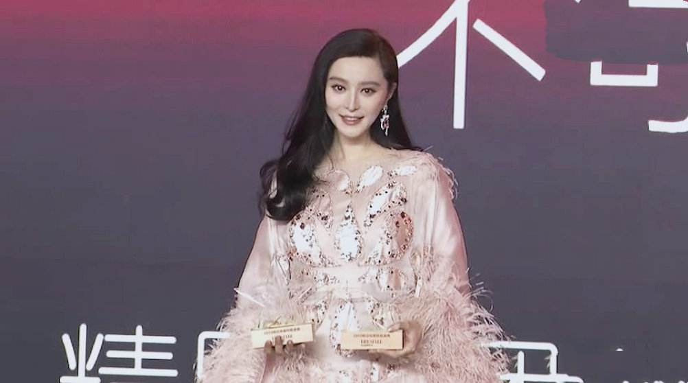 范冰冰复出后首次红毯秀高调回归,却被钟楚曦艳压