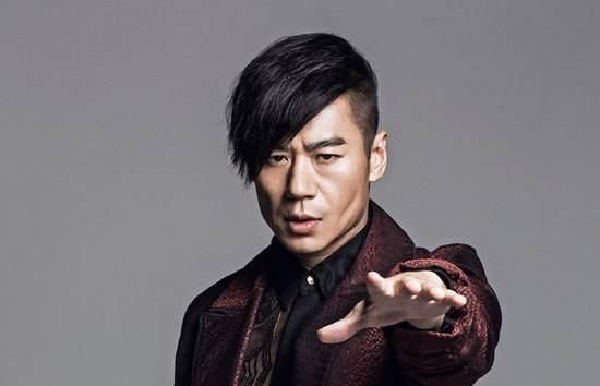 21岁时,在偶然的一次机会下,出演了首部作品《芝麻开门》中"朱永军".